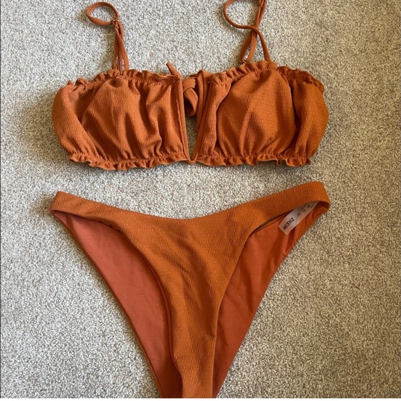 Bikini - Picture 1 of 1